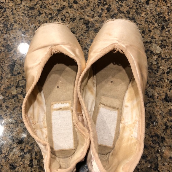 Old used pointe shoes - Picture 9 of 14